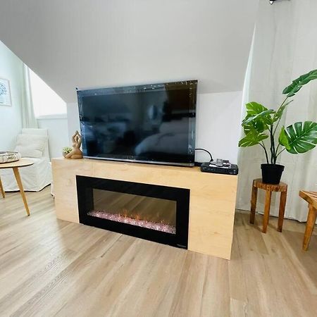 Stylish Cozy One Bedroom Studio With Free Parking Victoria Esterno foto