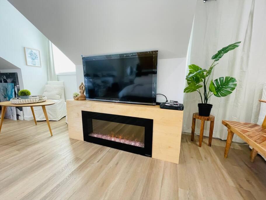 Stylish Cozy One Bedroom Studio With Free Parking Victoria Esterno foto