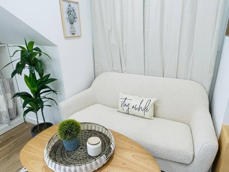 Stylish Cozy One Bedroom Studio With Free Parking Victoria Esterno foto