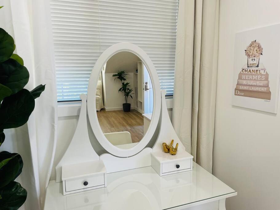 Stylish Cozy One Bedroom Studio With Free Parking Victoria Esterno foto