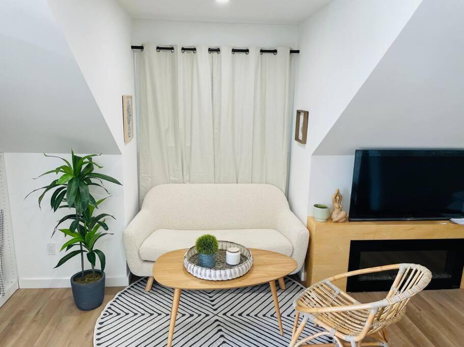 Stylish Cozy One Bedroom Studio With Free Parking Victoria Esterno foto