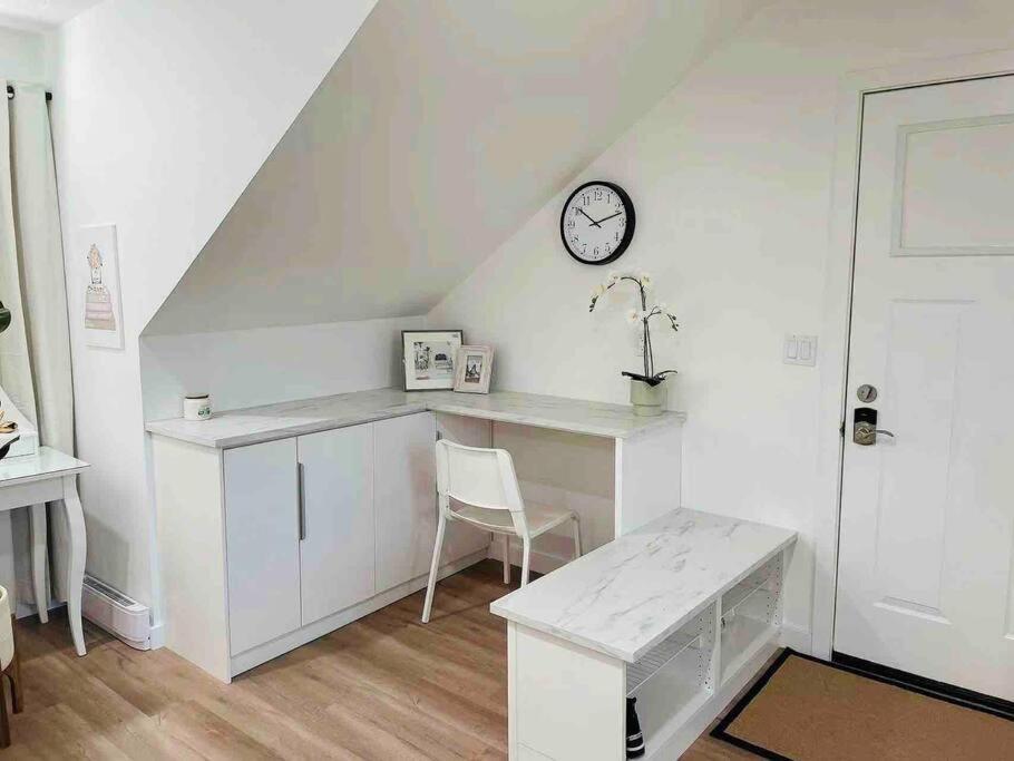 Stylish Cozy One Bedroom Studio With Free Parking Victoria Esterno foto