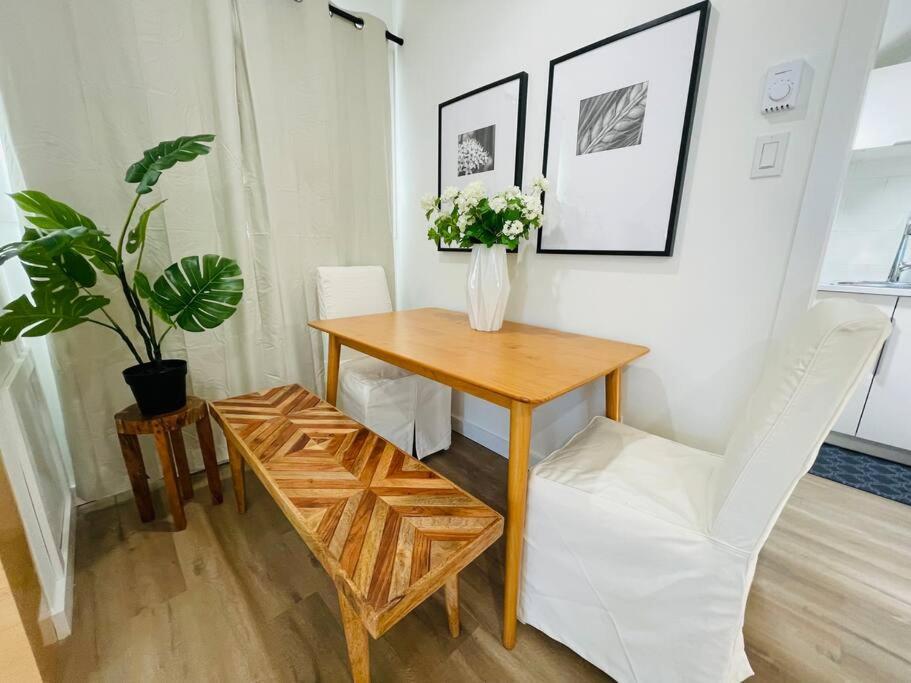 Stylish Cozy One Bedroom Studio With Free Parking Victoria Esterno foto